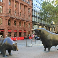 Fotografie von Bulle und Bär vor der Frankfurter Börse von Thorsten Hülsberg.