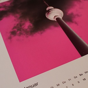TUHpix-Kalenderblatt von Thorsten Hülsberg mit dem Alex in Berlin in grellem Pink.