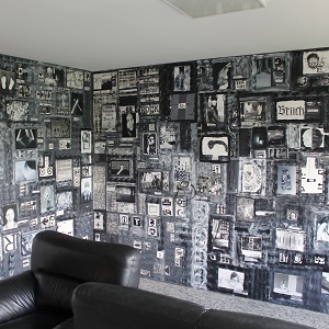 Fotografie eines Teils der Raum-Collage GRAUzone im KunsTraum alles von Thorsten Hülsberg.