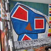 Bunte Wandgemälde und weitere Ausschnitte des Ateliers von Thorsten Hülsberg.