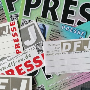 Fotografie von verschiedenen Pressekarten, Presseschildern und Presseausweis von Thorsten Hülsberg