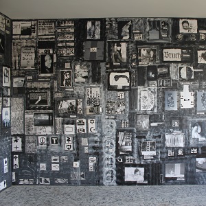 GRAUzone von Thorsten Hülsberg als Raum-Collage im KunsTraum in der Traumruine in Leverkusen.