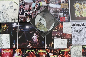 Diese Farbfotografie von Thorsten Hülsberg zeigt einen Teil des Inhalts der Deluxe-Box zu … And Justice For All von Metallica aus dem Jahr 2018.