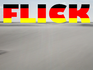 Dieses Bild von Thorsten Hülsberg zeigt eine wüstenähnliche Landschaft und am Horizont steht  in den deutschen Nationalfarben: FLICK.