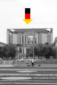 Dieses Bild von Thorsten Hülsberg zeigt das Kanzleramt in Berlin und darüber schwebt ein nach unten zeigender Pfeil in den deutschen Nationalfarben.