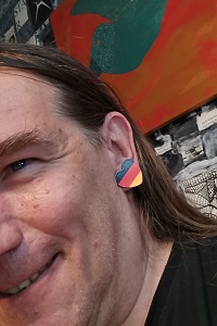 Dieses Selbstportrait von Thorsten Hülsberg zeigt ihn mit einem Ohrring in Herzform in den deutschen Nationalfarben.