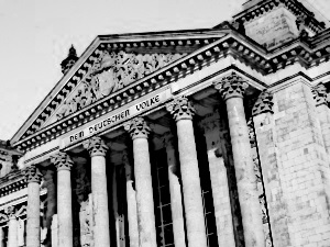 Dieses Bild von Thorsten Hülsberg zeigt den Reichstag in Berlin und vor allem den Schriftzug: DEM DEUTSCHEN VOLKE.