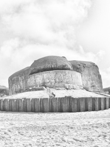 Diese bearbeitete Schwarzweißfotografie von Thorsten Hülsberg zeigt Bunkeranlagen an der dänischen Küste.