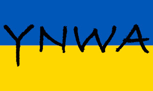 Dieses Bild von Thorsten Hülsberg zeigt das BALLacker-dÜsign YNWA auf einer ukrainischen Fahne.